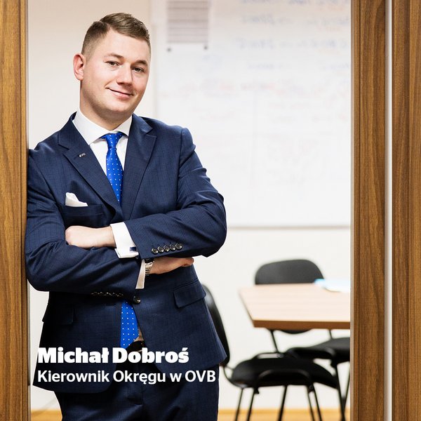 Michał Dobroś Młody mężczyzna w garniturze