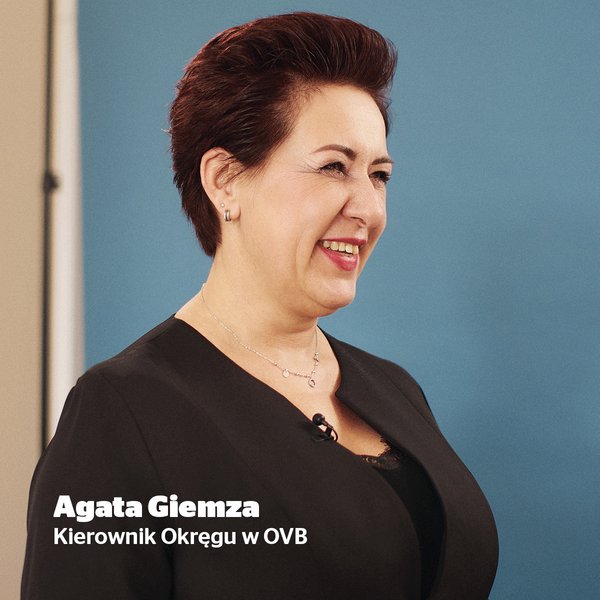 Agata Giemza Portret uśmiechniętej kobiety