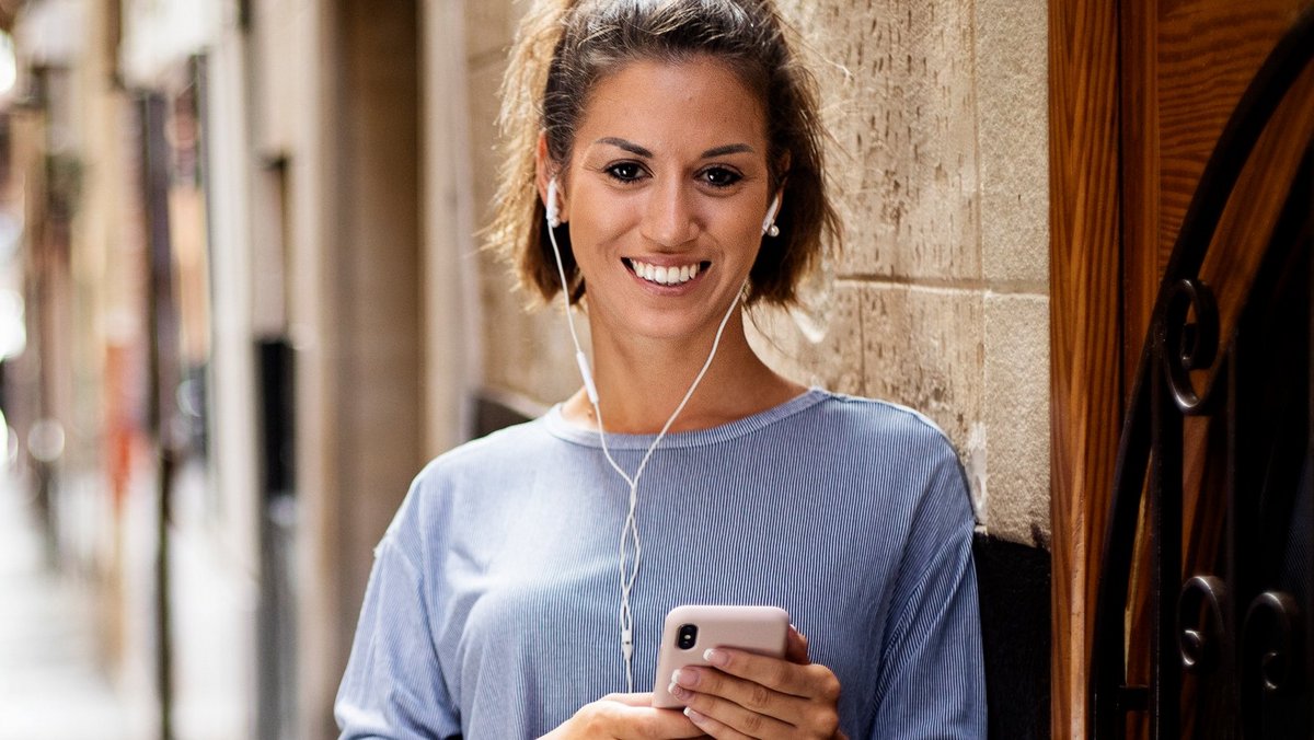 Foto von Natalia G. Kobieta z słuchawkami w uszach uśmiecha się do aparatu