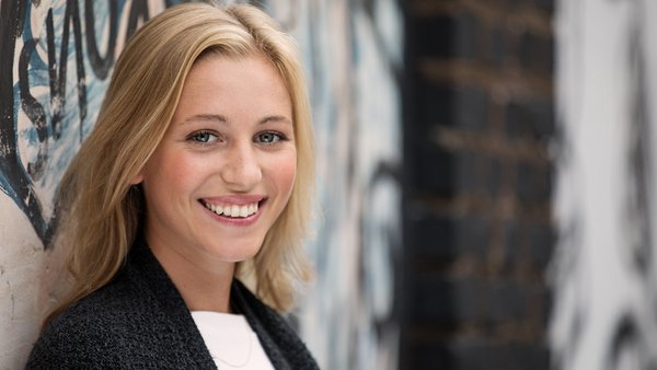 Nasze rozwiązania finansowe Uśmiechnięta kobieta