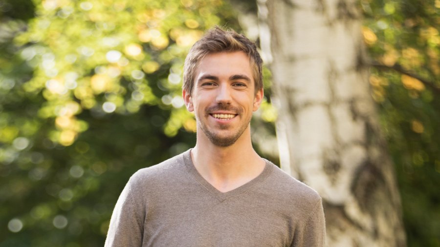 Filip K., Wrocław Uśmiechnięty młody mężczyzna w parku