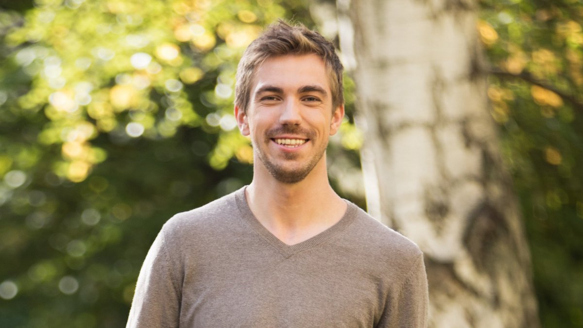 Filip K., Wrocław Uśmiechnięty młody mężczyzna w parku