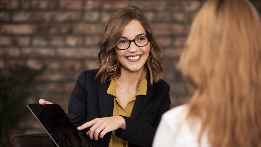 Zdjęcie: Karolina S. Doradczyni w garniturze podczas rozmowy z klientką