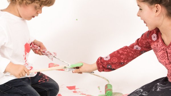 Nasz serwis Dwójka dzieci siedzących na podłodze maluje farbami