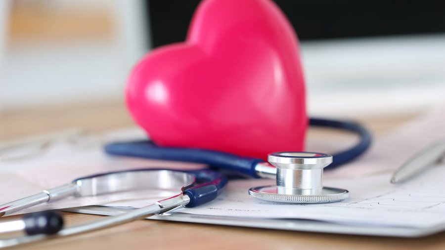 Rozszerzenie ubezpieczenia podstawowego Stetoskop i stylizowane serce leżą na stole.