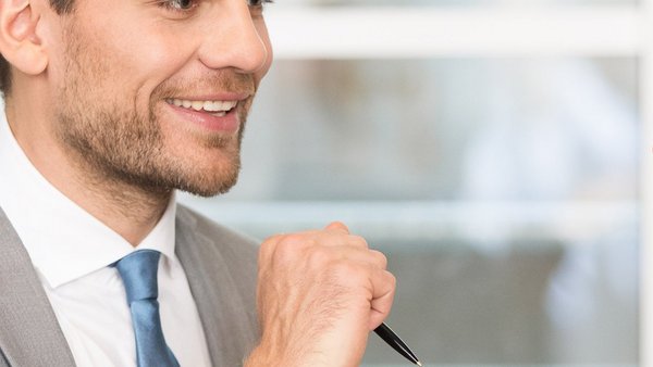 Nasi Doradcy Zbliżenie doradcy w garniturze