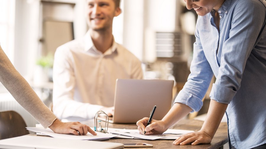 Znamy się na finansach Ludzie pracują w biurze przy biurku