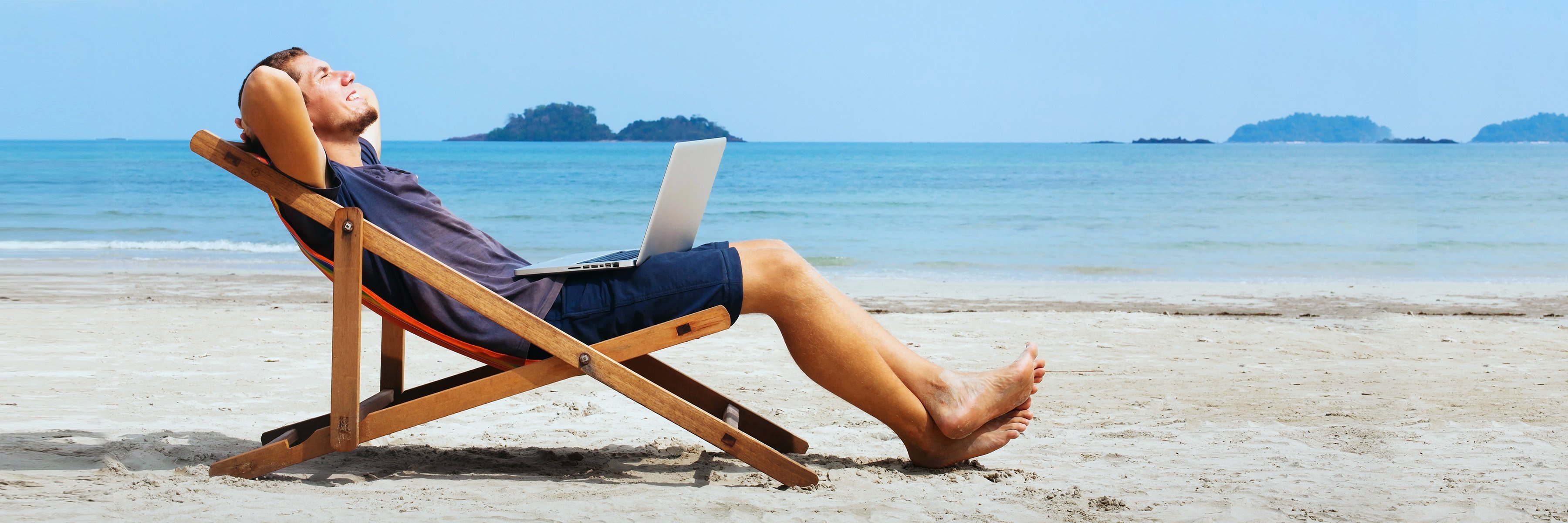 »Cieszę się na myśl o swojej przyszłości.« Mężczyzna leży beztrosko na leżaku na plaży.