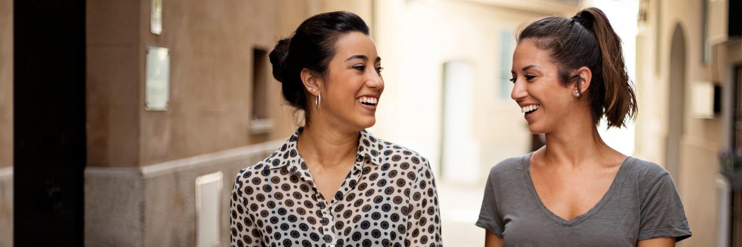 »Moje zdrowie jest dla mnie ważne także w przyszłości.« Dwie kobiety prowadzą ożywioną rozmowę na ulicy.